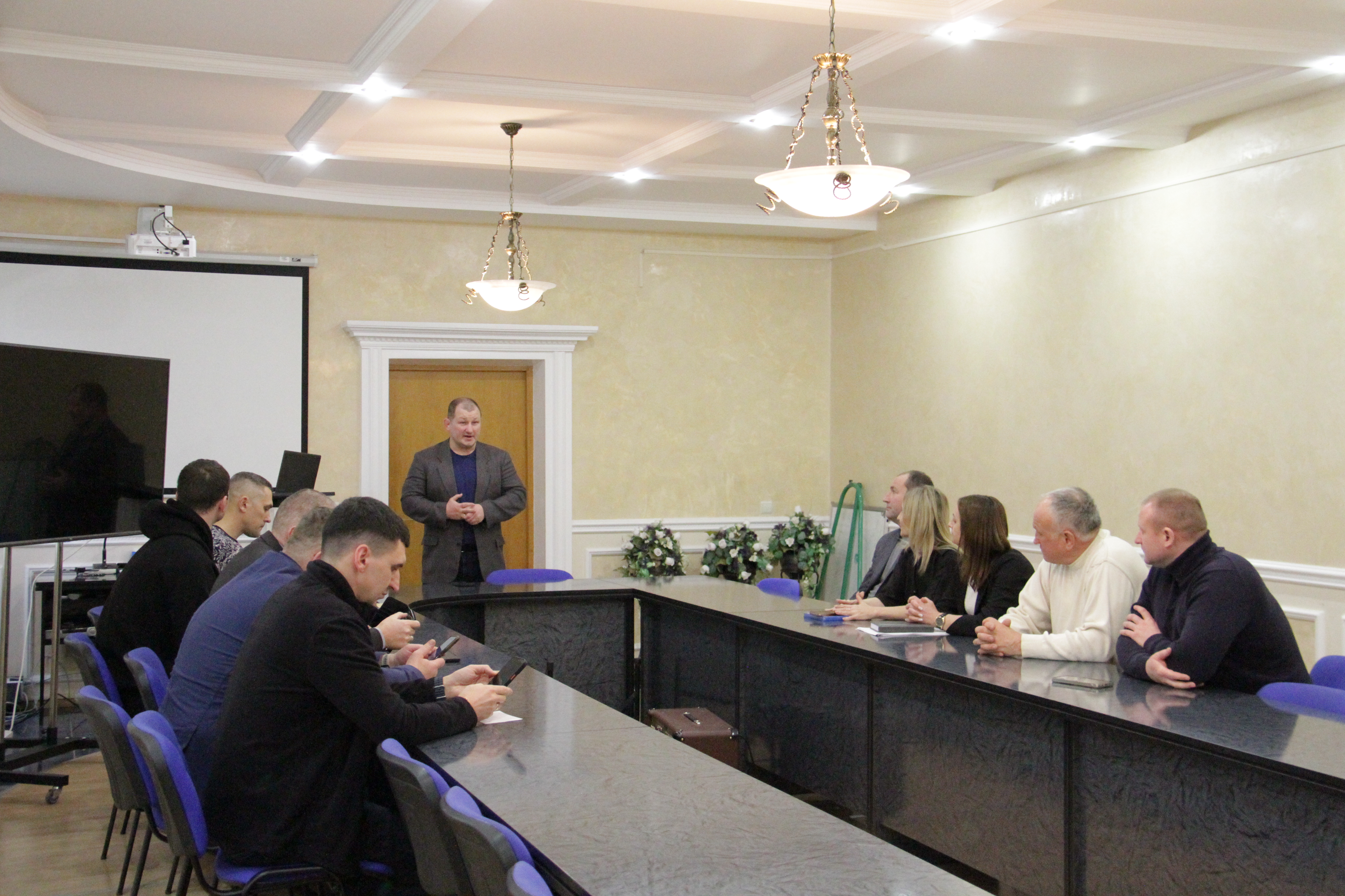 Kruhlyi stil «Praktychni keisy reahuvannia na problemy, shcho vyiavlenni pid chas akredytatsiinoi ekspertyzy OPP A4 Serednia osvita (Fizychna kultura) ta A7 Fizychna kultura i sport»